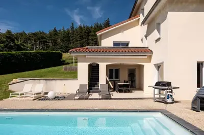 Piscine de l'établissement Gites des hauts de Jurieux Des activités pour tous ! ou située à proximité