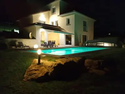 Piscine de l'établissement Gites des hauts de Jurieux Des activités pour tous ! ou située à proximité