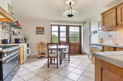 Cuisine ou kitchenette dans l'établissement Saint-Fortunat - Authentic Home with Pool - Saint-Didier-au-Mont-d'Or