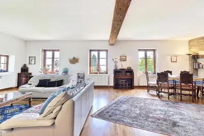 Coin salon dans l'établissement Saint-Fortunat - Authentic Home with Pool - Saint-Didier-au-Mont-d'Or