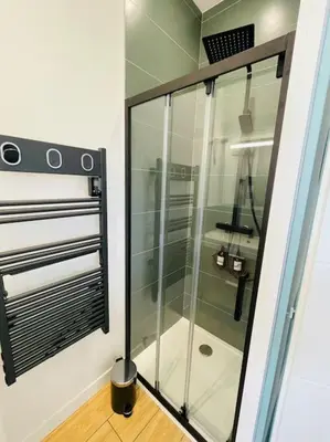 Salle de bains dans l'établissement Studio Ô terrasses de Virieu