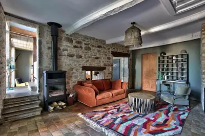Coin salon dans l'établissement Domaine de famille Aux deux vieux platanes