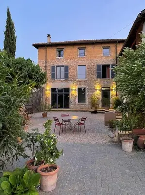 Jardin de l'établissement Domaine de famille Aux deux vieux platanes
