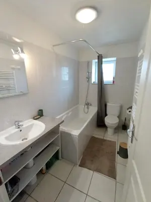 Salle de bains dans l'établissement Gite le Port