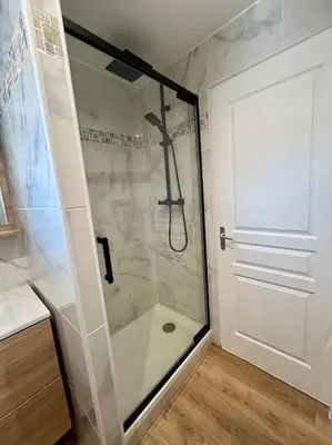 Salle de bains dans l'établissement T2 rénové à 15 min de Lyon
