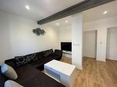 Télévision ou salle de divertissement dans l'établissement T2 rénové à 15 min de Lyon