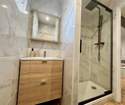 Salle de bains dans l'établissement T2 rénové à 15 min de Lyon