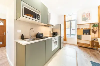 Cuisine ou kitchenette dans l'établissement Le Marietton appartement cosy à deux pas du métro Valmy