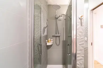 Salle de bains dans l'établissement Le Marietton appartement cosy à deux pas du métro Valmy