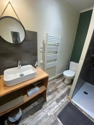Salle de bains dans l'établissement UNE FERME EN VILLE Chambres d'hôtes et Table d'hôtes