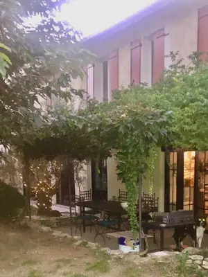 Jardin de l'établissement UNE FERME EN VILLE Chambres d'hôtes et Table d'hôtes