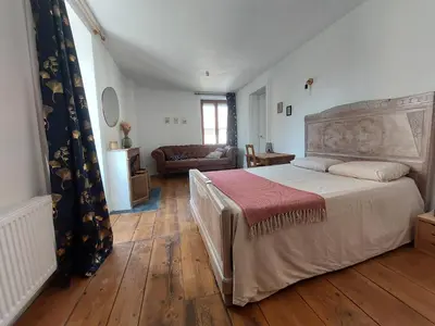Un ou plusieurs lits dans un hébergement de l'établissement Chambre de charme avec vue et piscine