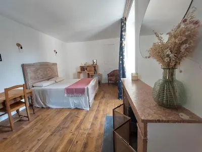 Un ou plusieurs lits dans un hébergement de l'établissement Chambre de charme avec vue et piscine