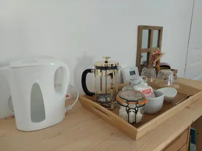 Plateau bouilloire dans l'établissement Chambre de charme avec vue et piscine