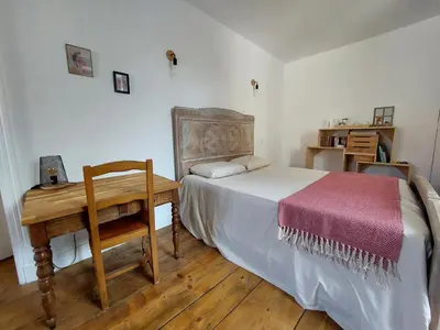 Un ou plusieurs lits dans un hébergement de l'établissement Chambre de charme avec vue et piscine