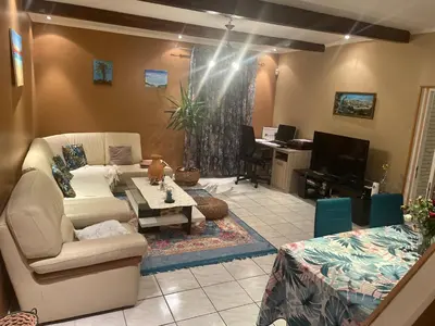 Coin salon dans l'établissement chambre calme proximité aéroport