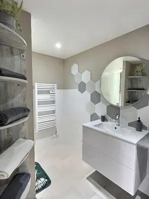 Salle de bains dans l'établissement Charmante maison de village