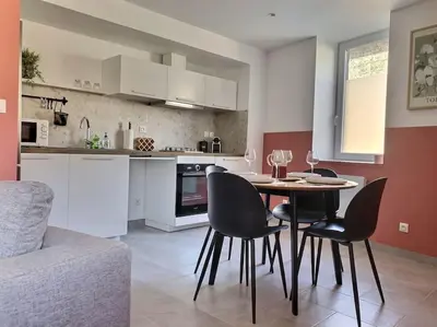 Cuisine ou kitchenette dans l'établissement Charmante maison de village