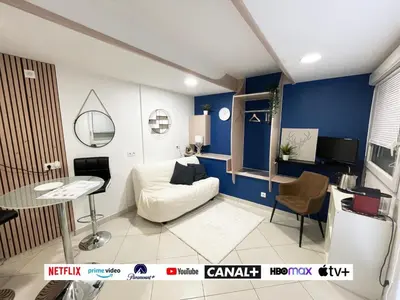 Télévision ou salle de divertissement dans l'établissement Studio indépendant au calme avec terrasse privative