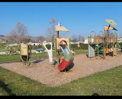 Aire de jeux pour enfants de l'établissement Les flots de Condrieu - VIA -RHÔNA -8 pers, et vue sur Rhône-BBQ