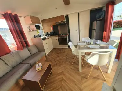 Cuisine ou kitchenette dans l'établissement Les flots de Condrieu - VIA -RHÔNA -8 pers, et vue sur Rhône-BBQ