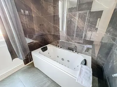 Salle de bains dans l'établissement My home jean claude vivant 1