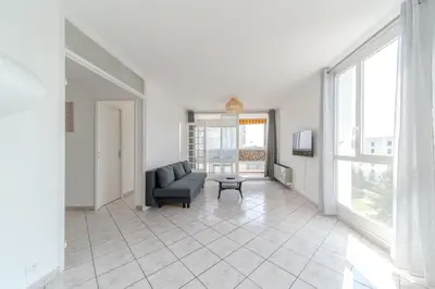 Coin salon dans l'établissement Spacious Apartment for 8 People - Bron Grand Clement