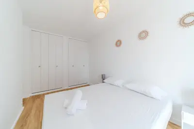 Un ou plusieurs lits dans un hébergement de l'établissement Spacious Apartment for 8 People - Bron Grand Clement