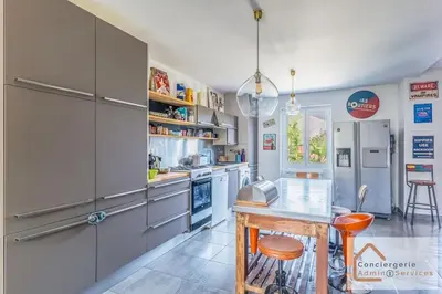 Cuisine ou kitchenette dans l'établissement Maison à Lyon Parilly avec Piscine, Jardin, Parking Privé & Proche Eurexpo