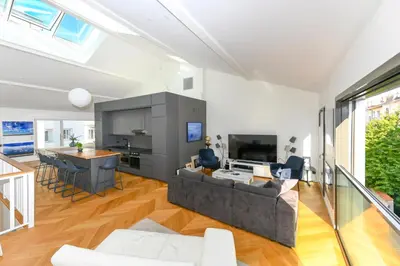 Télévision ou salle de divertissement dans l'établissement Duplex neuf et très lumineux en plein centre ville