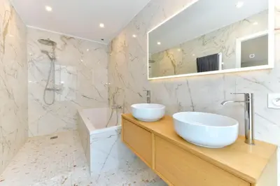 Salle de bains dans l'établissement Duplex neuf et très lumineux en plein centre ville