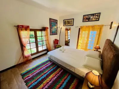 Un ou plusieurs lits dans un hébergement de l'établissement Villa La Selva avec Jacuzzi et vue panoramique