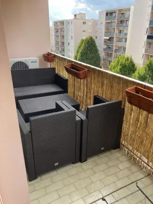 Balcon ou terrasse dans l'établissement Logement entier - 2 Chambres - Parking privé - 15 min Lyon et Aéroport