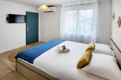 Un ou plusieurs lits dans un hébergement de l'établissement Villa Eurexpo 185m2