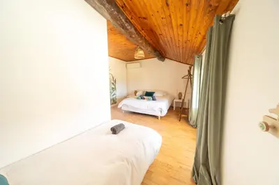 Un ou plusieurs lits dans un hébergement de l'établissement Escapade en Val de Saône T4 familial & jardin