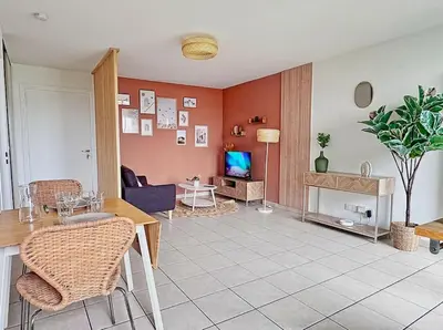 Télévision ou salle de divertissement dans l'établissement Charmant T2 terrasse, garage