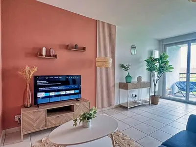 Télévision ou salle de divertissement dans l'établissement Charmant T2 terrasse, garage