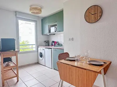 Cuisine ou kitchenette dans l'établissement Charmant T2 terrasse, garage