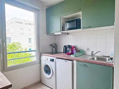 Cuisine ou kitchenette dans l'établissement Charmant T2 terrasse, garage