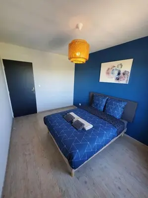 Un ou plusieurs lits dans un hébergement de l'établissement Duplex blue and yellow- Groupama Stadium-Eurexpo-Lyon