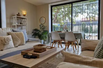 Coin salon dans l'établissement Le Champ du Roy Appartement 76m2 Lyon Sud 5min A7 parking privé