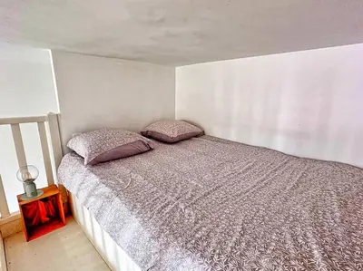 Un ou plusieurs lits dans un hébergement de l'établissement Studio central et confortable
