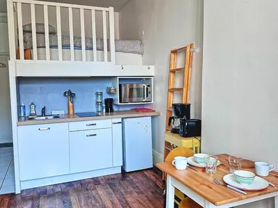 Cuisine ou kitchenette dans l'établissement Studio central et confortable