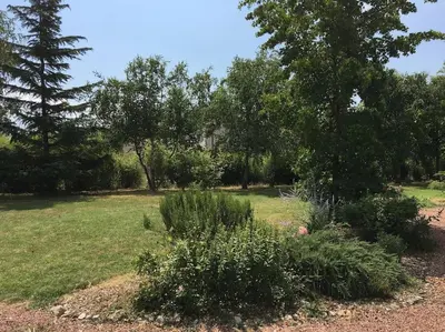 Jardin de l'établissement La Grangeneuve la petite maison