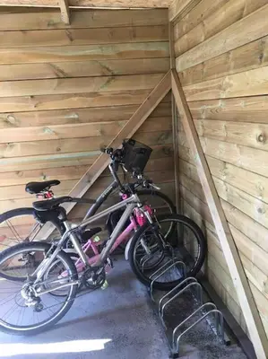 Vélo sur le terrain de l'établissement La Grangeneuve la petite maison ou dans les environs