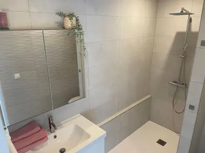 Salle de bains dans l'établissement La Grangeneuve la petite maison