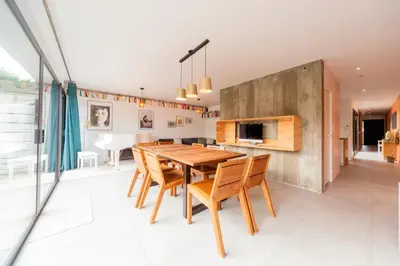 Cuisine ou kitchenette dans l'établissement Maison d'architecte Cercié