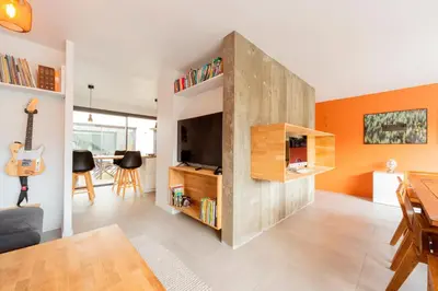 Télévision ou salle de divertissement dans l'établissement Maison d'architecte Cercié