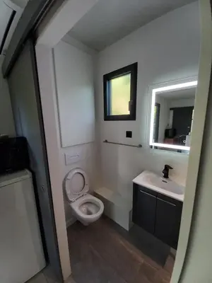 Salle de bains dans l'établissement Tiny house dans l'ouest lyonnais