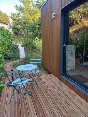 Jardin de l'établissement Tiny house dans l'ouest lyonnais